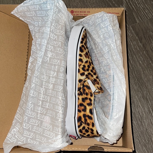 Classic Slip-On Vans in Leopard 🐆 NEW - Picture 16 of 17